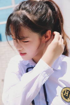 老头扒开粉嫩的小缝亲吻